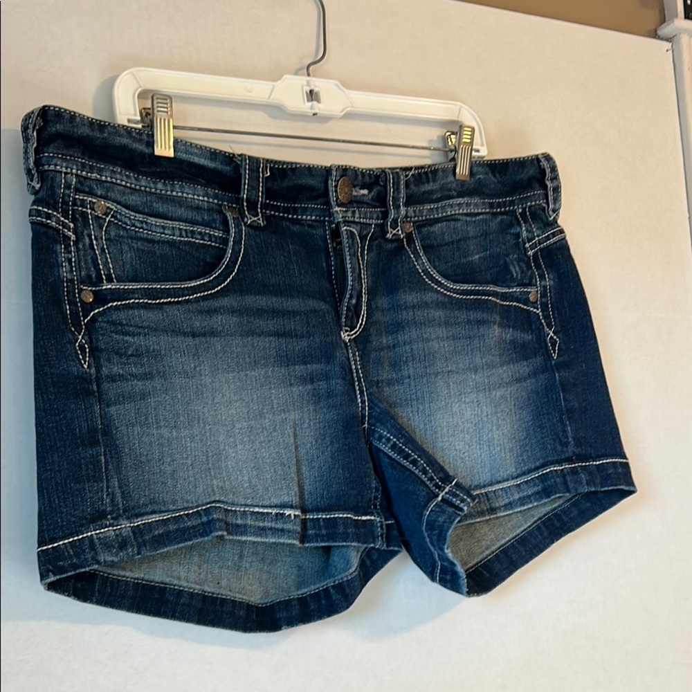 Maurice’s Mid Rise Dark Wash Embroidered Denim Short. Size 18 Reg